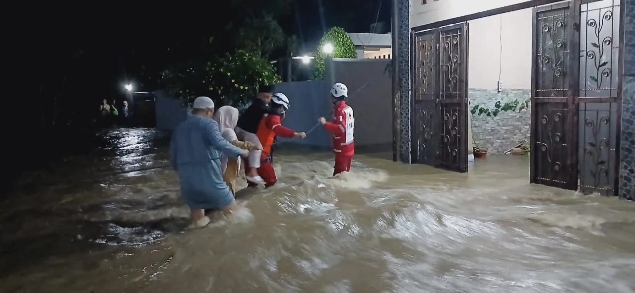 PMI Cianjur Kerahkan Relawan Bantu Warga Terdampak Banjir di Karangtengah