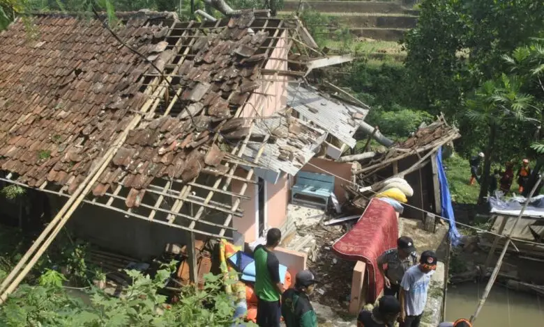 Pohon Tumbang Timpa Rumah di Bojongherang