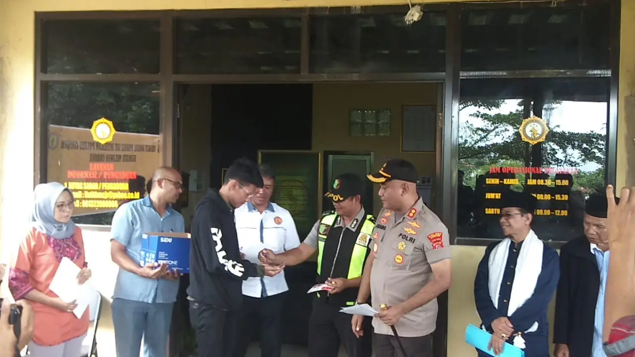 Polisi Bagi-bagi Hand Sanitizer Gratis di Cianjur