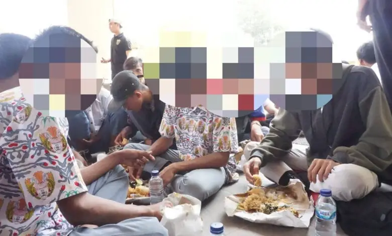 Polisi Berikan Makanan untuk Pelajar STM yang Diamankan
