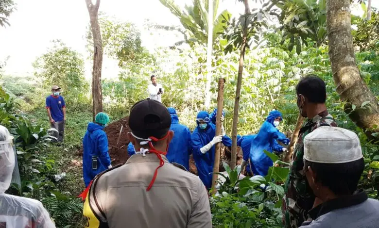 Polisi Kawal Pemakaman ODP di Cugenang