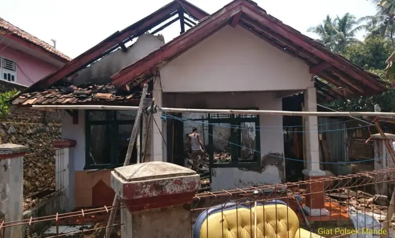 Polisi Selidiki Penyebab Kebakaran Rumah di Mande