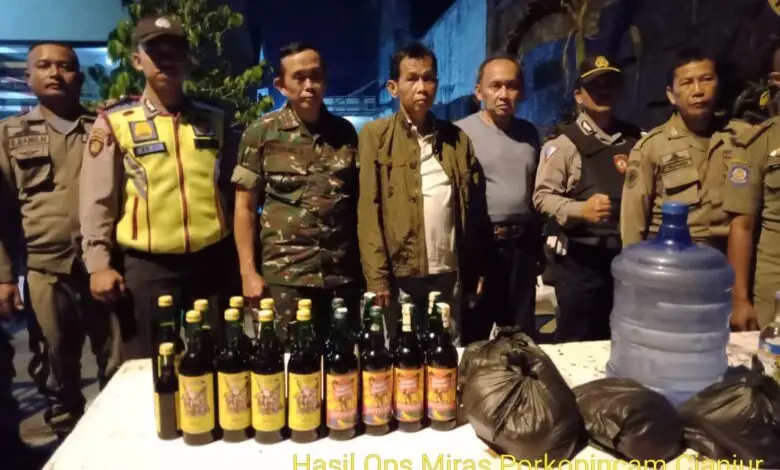 Polisi Sita Puluhan Kantong Miras Oplosan Roso-roso