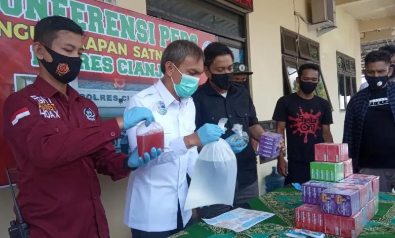 Polres Cianjur Amankan 600 Bungkus Minuman Roso-roso di Rancagoong