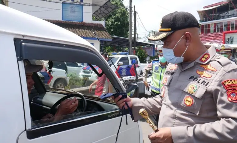 Polres Cianjur Bagi-bagi Masker dan Sembako