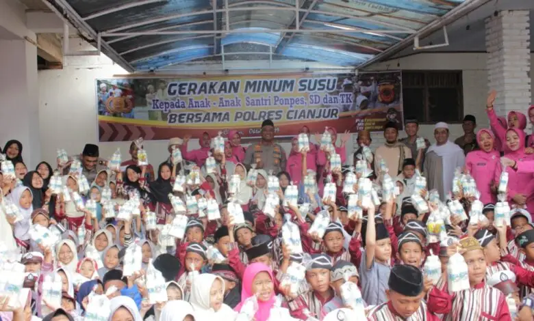 Polres Cianjur Bagikan Ratusan Kemasan Susu di Ponpes Gelar