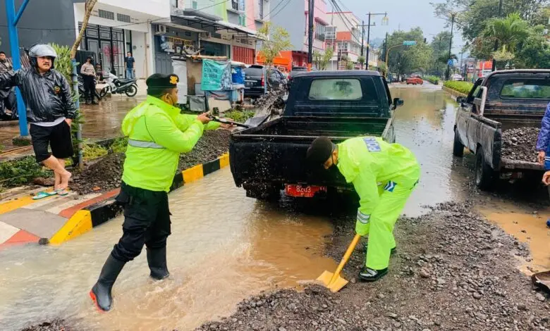 Polres Cianjur Bantu Evakusi Jalan Tertutup Pasir Akibat Banjir