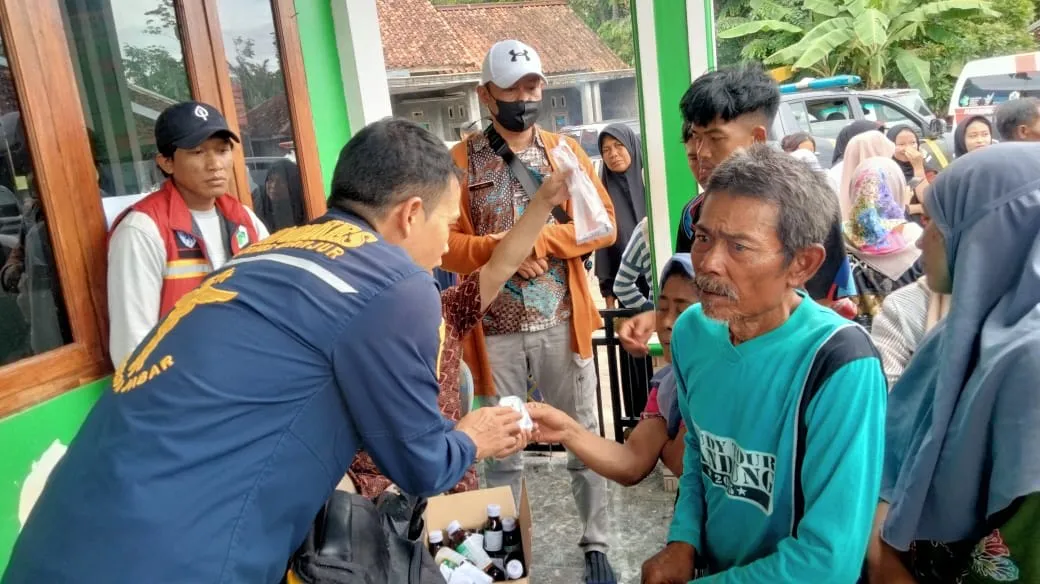 Polres Cianjur Gelar Bakti Kesehatan untuk Korban Banjir dan Longsor di Agrabinta