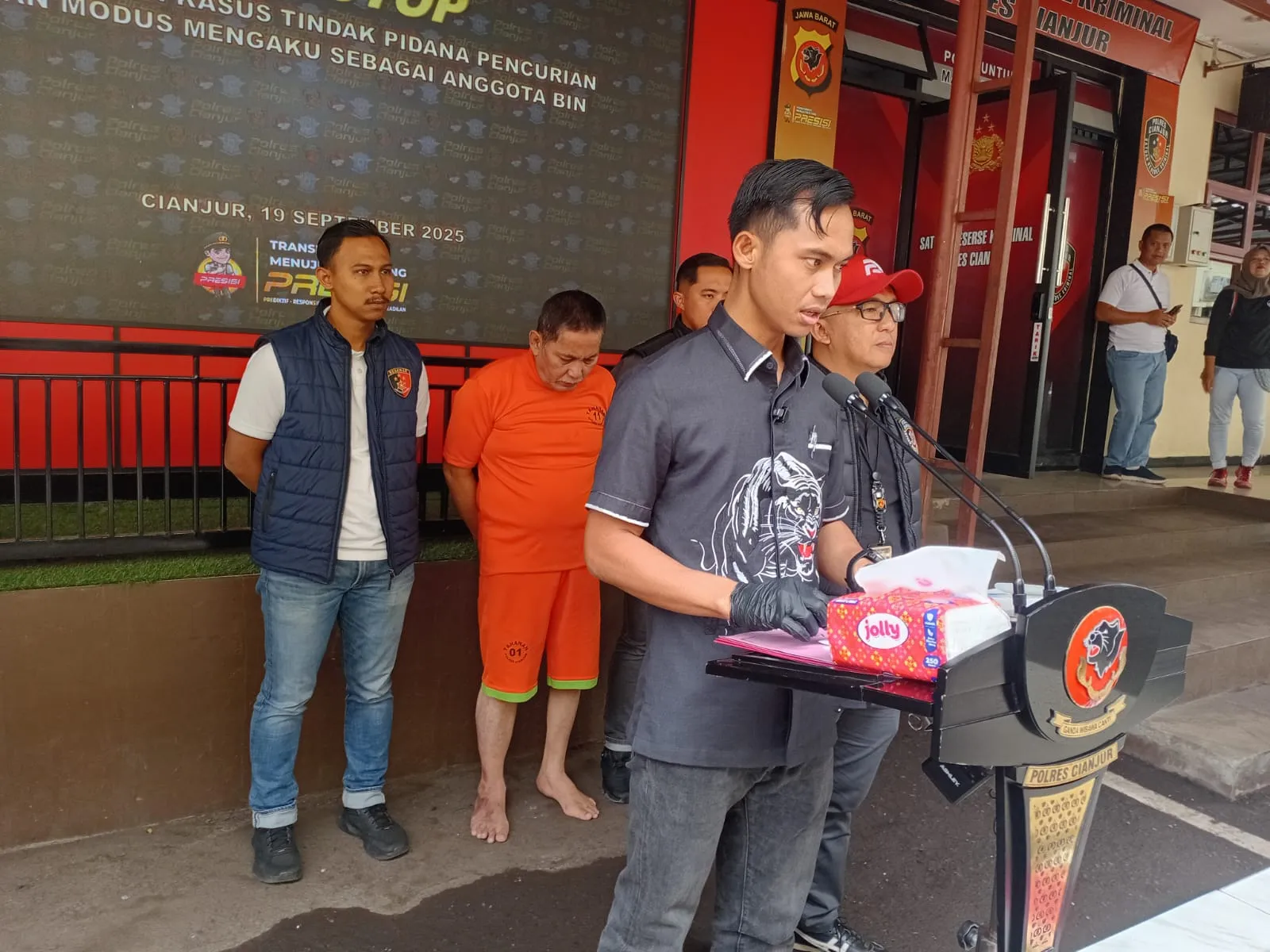 Polres Cianjur Tangkap Pria Mengaku Anggota BIN, Tipu Korban Lewat Aplikasi Jodoh Hingga Gasak Harta Benda