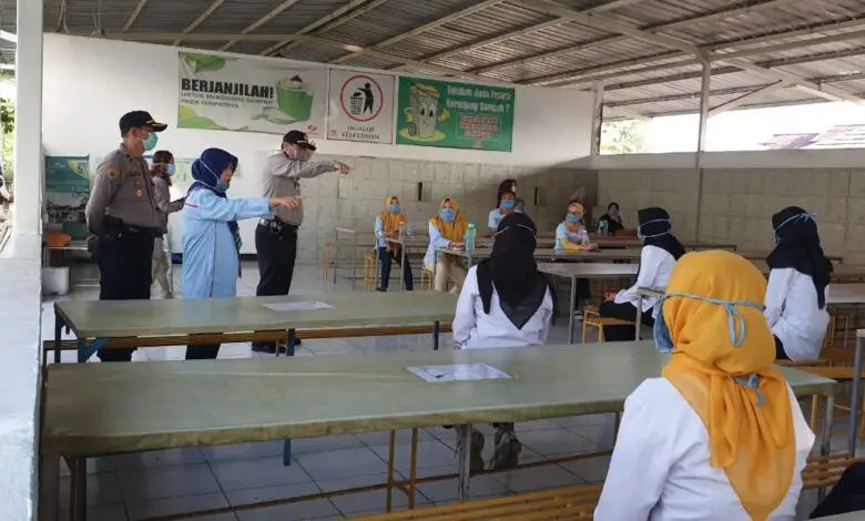 Polres Edukasi Physical Distancing ke Pabrik di Cianjur