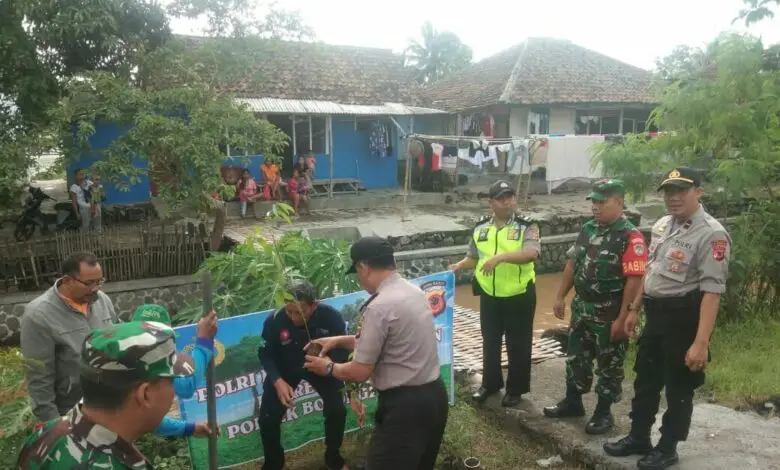 Polsek Bojongpicung Tanam Pohon di Bantaran Irigasi Hegarmanah