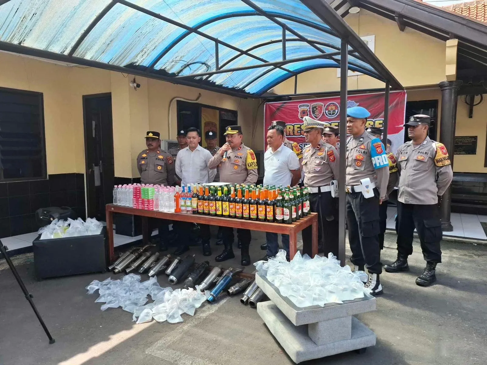 Polsek Cianjur Kota Sita Ratusan Miras Oplosan dan Puluhan Knalpot Brong