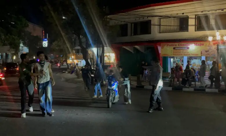 Polsek Cianjur Kota Tutup Jalan Siliwangi untuk Atasi Lonjakan Kendaraan dan Jaga Ketertiban
