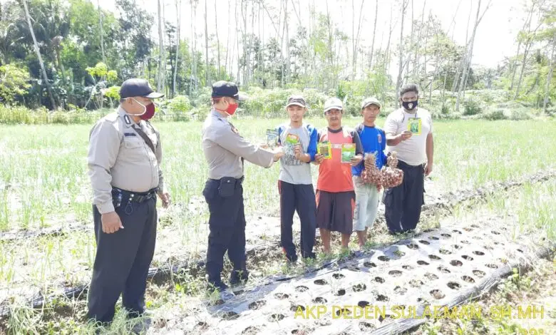 Polsek Kadupandak Serahkan Bantuan Bibit Sayuran kepada Petani