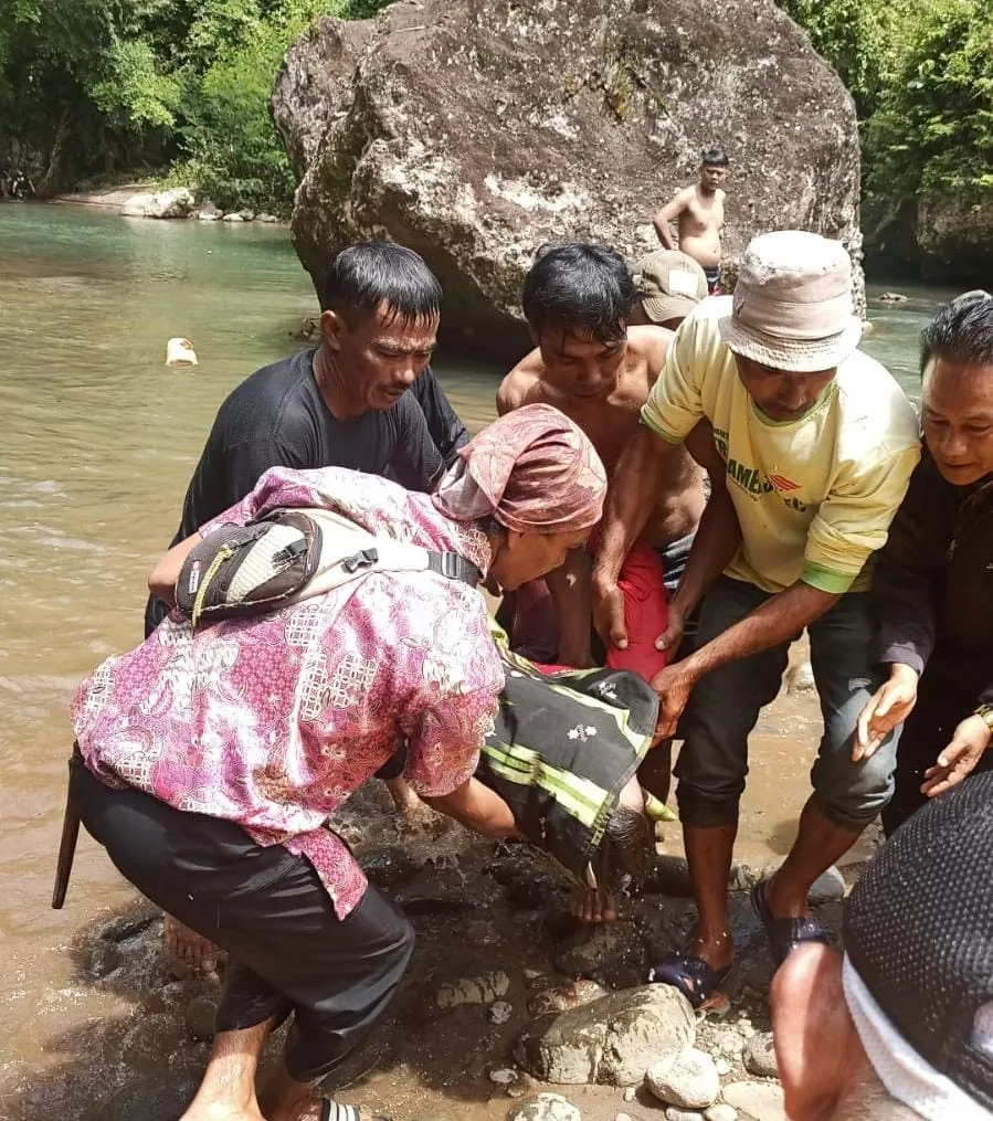 Pria Terpeleset saat Pikul Kayu, Tenggelam di Sungai Cimega Cianjur