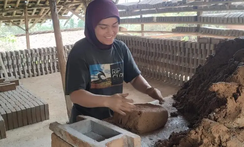 Produsen Bata Merah di Desa Cibadak Cibeber Anjlok