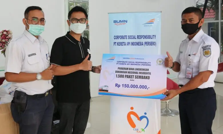 PT KAI Salurkan Bantuan Paket Sembako dan APD