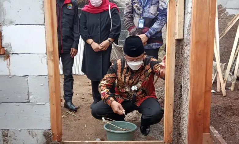 Puluhan Keluarga di Desa Cipanas Terima Bantuan Rutilahu Rp17,5 Juta