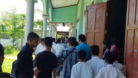 Puluhan Pelajar di NTT Dihukum Makan Kotoran Manusia