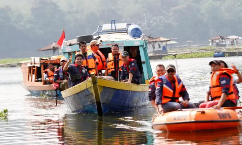 Puluhan Peserta Mengikuti Lomba Perahu Dayung di Waduk Cirata
