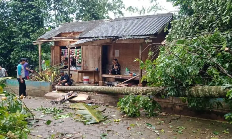 Puluhan Rumah di Cibeber Rusak Disapu Puting Beliung