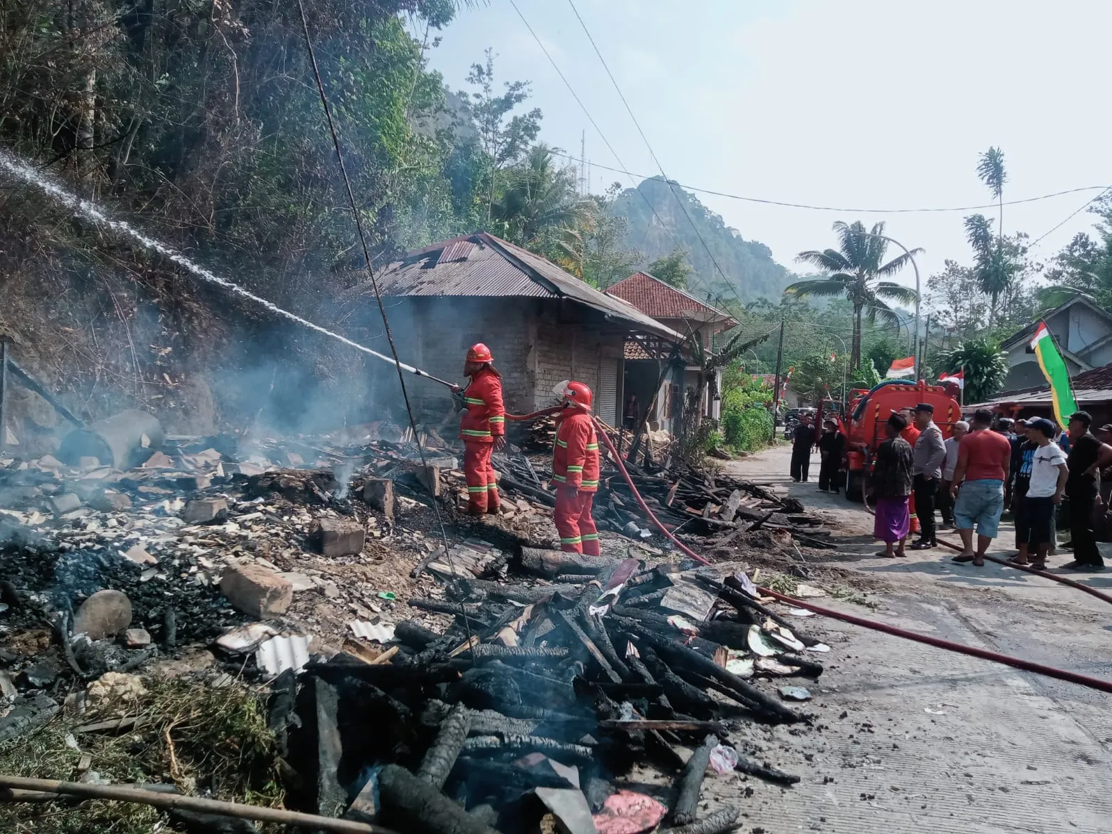 Puntung Rokok Menyambar Bensin, Kebakaran Hanguskan Pabrik Teh di Cianjur Selatan