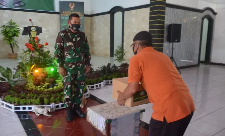 Pusterad Bagikan 300 Paket Sembako di Cianjur