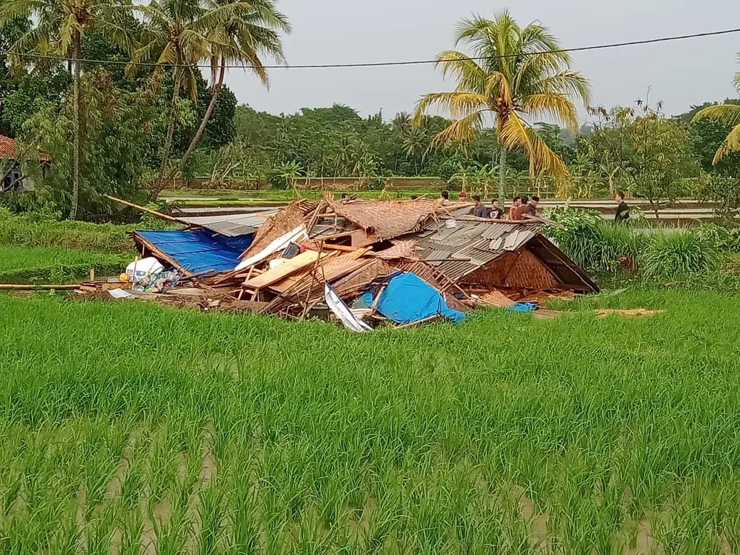 Puting Beliung Sapu Empat Kampung di Cianjur, Atap Rumah Warga Terbang