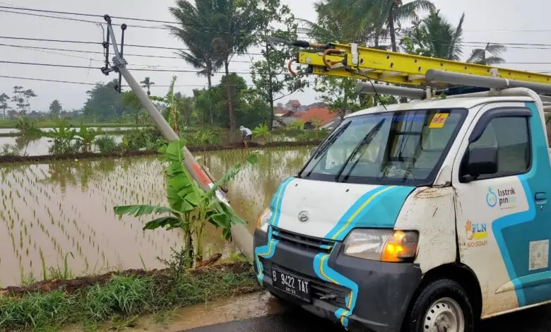 Puting Beliung, Tiang Listrik di Cibulakan Tumbang