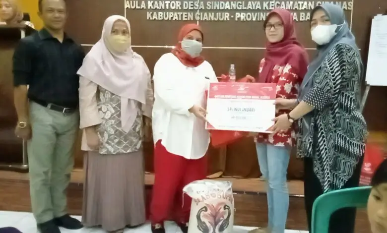 Ratusan Anggota Serikat 'Pekka' Cianjur Terima Bantuan
