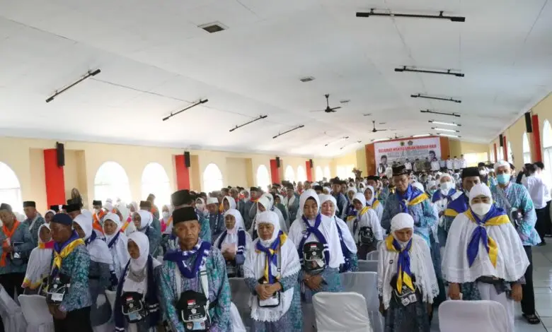 Ratusan Jemaah Haji Cianjur Berangkat ke Asrama Haji Bekasi