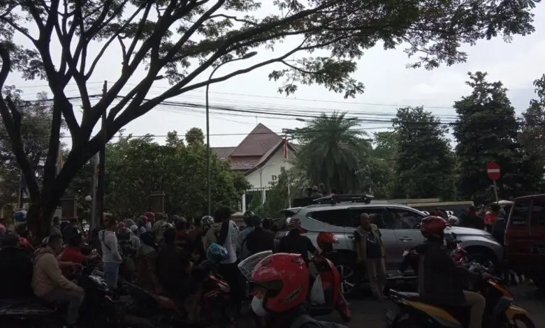 Ratusan Pedagang Pasar Induk Demo ke Pendopo dan DPRD Cianjur