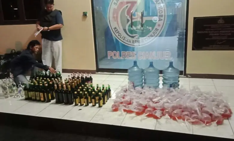 Razia di Cianjur, Polisi Sita Ratusan Botol Miras dan Roso-roso