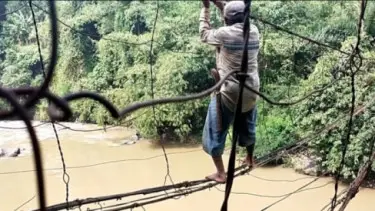 Warga Cibeber Cianjur Rela Menantang Maut Lewati Jembatan Kawat