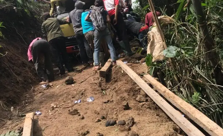 Rem Tak Berfungsi di Jalan Licin, Truk di Cikadu Terperosok