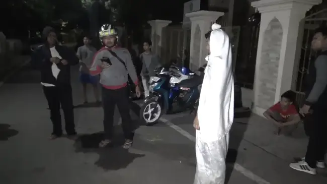 Resahkan Pengendara Malam Hari, 'Pocong' Ini Ditangkap Polisi