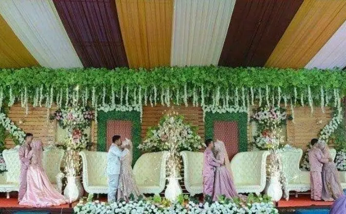 Resepsi Pernikahan Ibu dan Tiga Putrinya Secara Berbarengan Viral