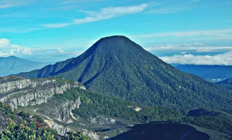 Resmi, Tiga Jalur Pendakian Gede Pangrango Dibuka untuk Umum