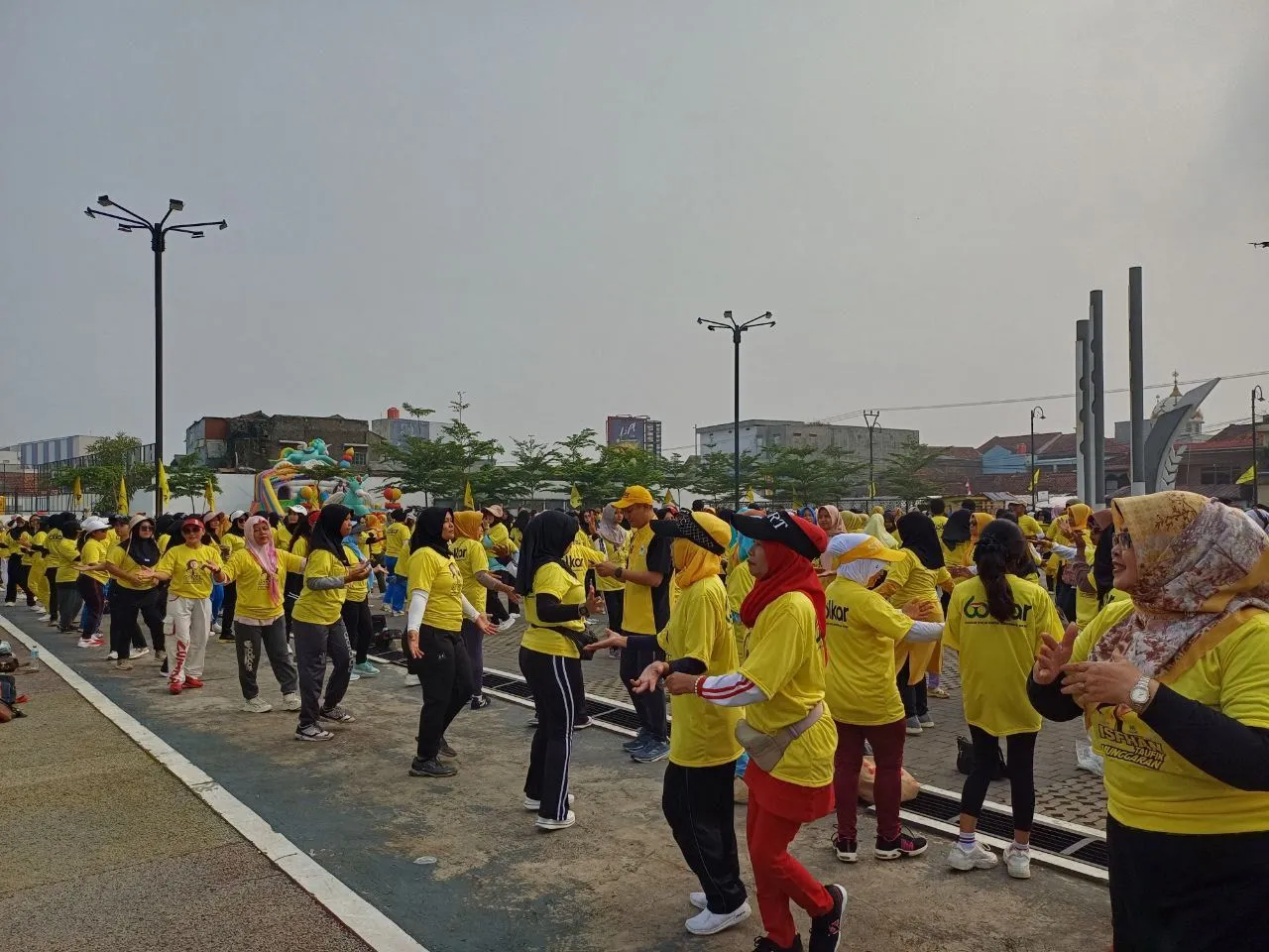 Ribuan Kader Bersama Cabup-Cawabup Paslon 3 Meriahkan HUT ke-60 Partai Golkar di Ciranjang