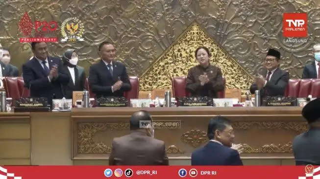 Ribuan Massa Demo Tolak Kenaikkan BBM, DPR Sibuk Rayakan Ulang Tahun, Netizen: Sudah Mati Hati Nurani Mereka