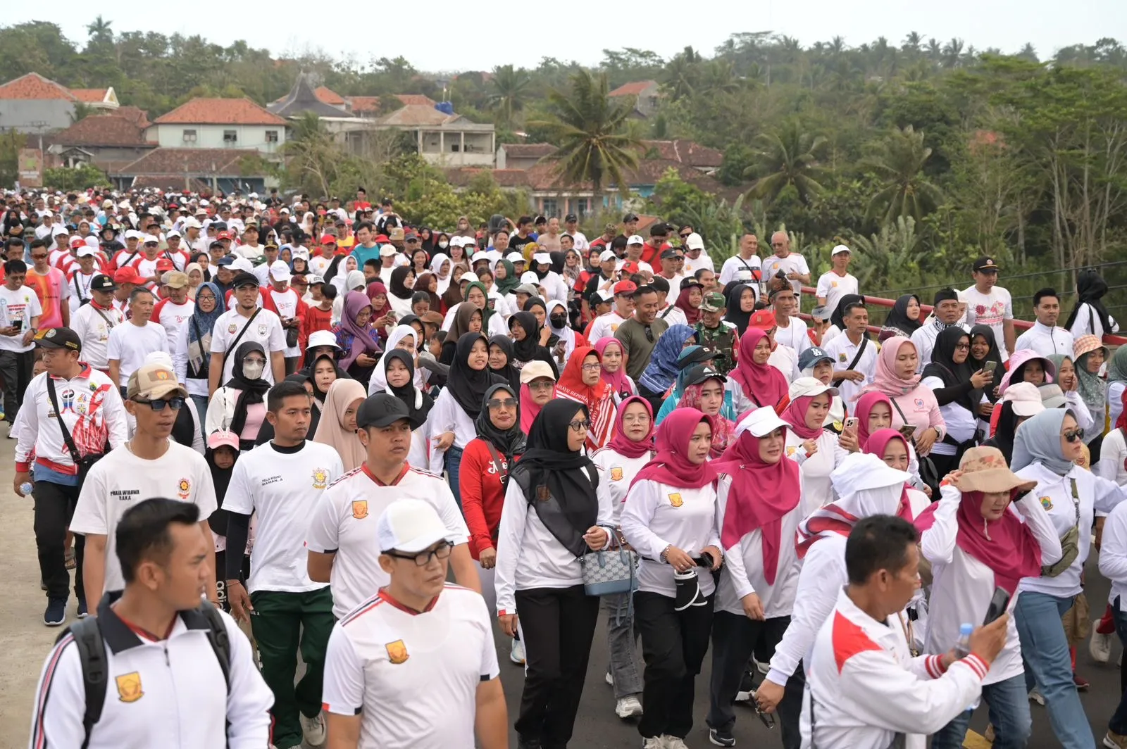 Ribuan Warga Cianjur Selatan Antusias Ikuti Jalan Sehat Haornas di Cidaun, Ada yang Dapat Hadiah Umrah