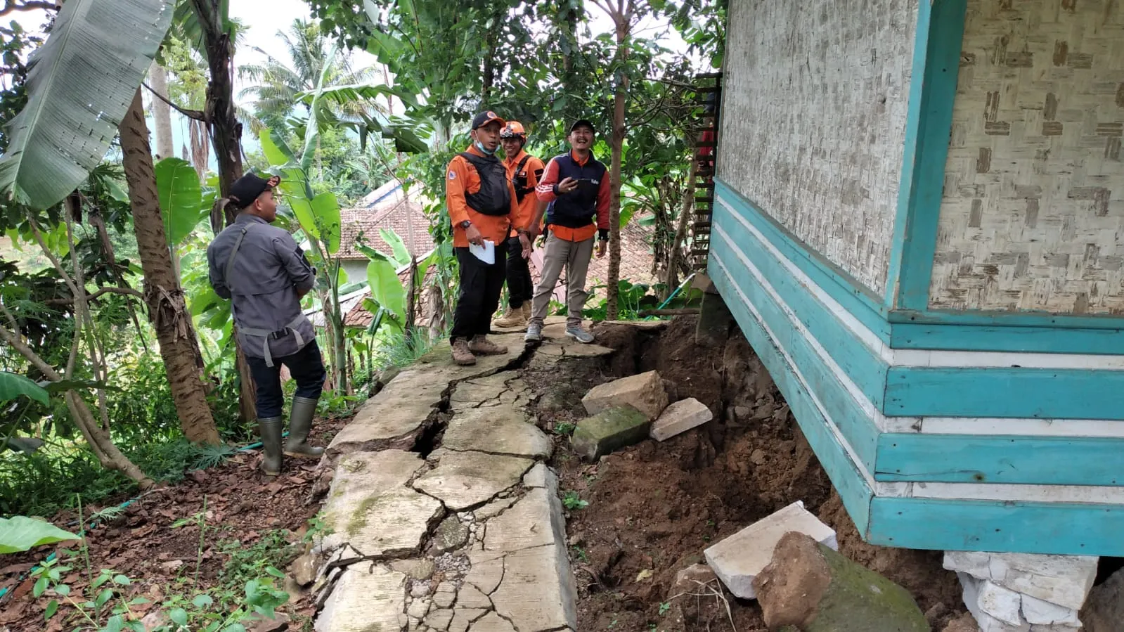 Ribuan Warga Mengungsi Akibat Banjir dan Longsor di Cianjur, Situasi Masih Darurat