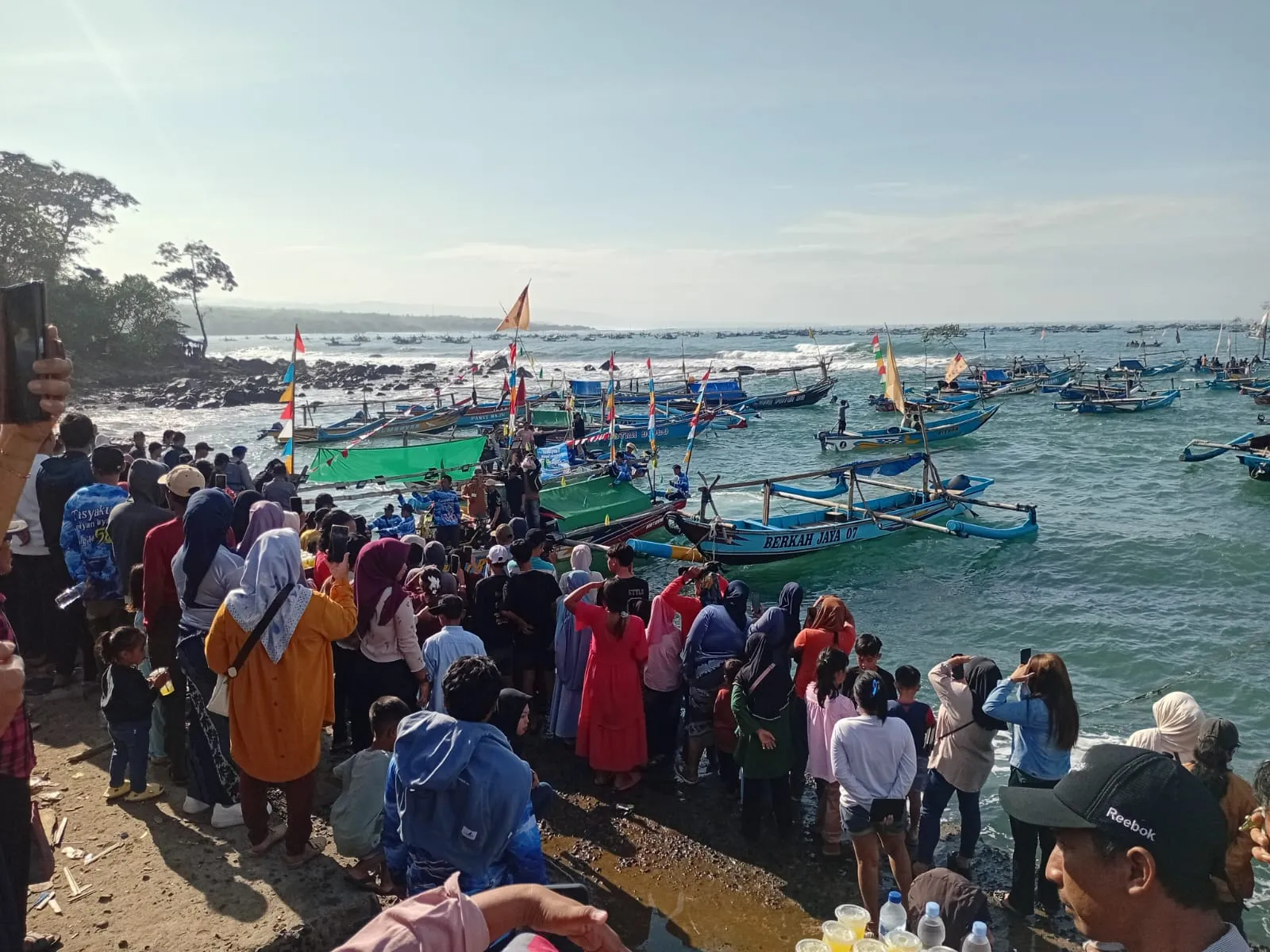 Ritual Laut di Pesisir Cianjur, Ratusan Nelayan Gelar Larung Sesaji ke-58 di Pantai Jayanti