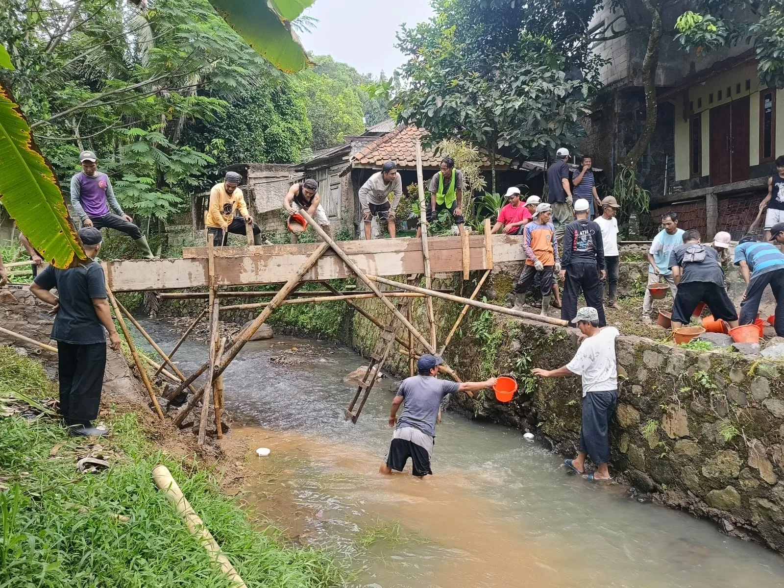 Roboh Akibat Lapuk, Warga Sukamanah dan Wangunjaya Cugenang Kompak Bangun Jembatan Penghubung Antar Desa