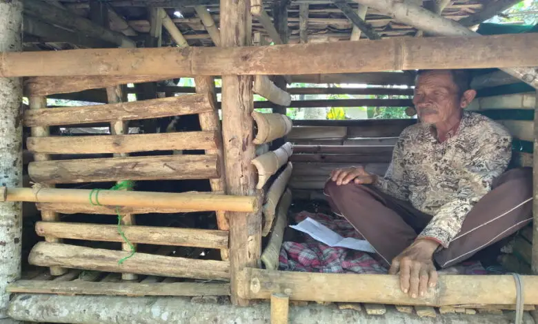 Rumah Bocor, Keluarga di Campaka Ini Tidur di Kandang Domba Saat Hujan Deras