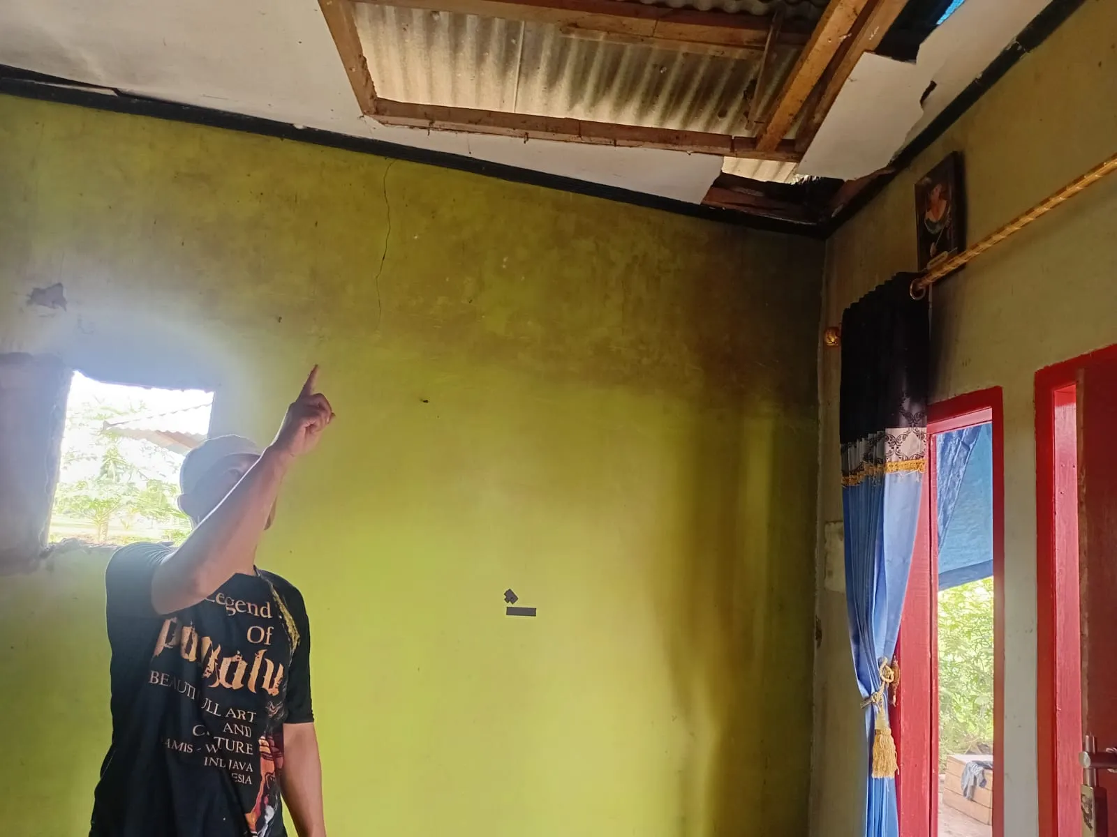 Rumah di Sindangraja Rusak Parah Tersambar Petir, Istri dan Anak Luka-luka