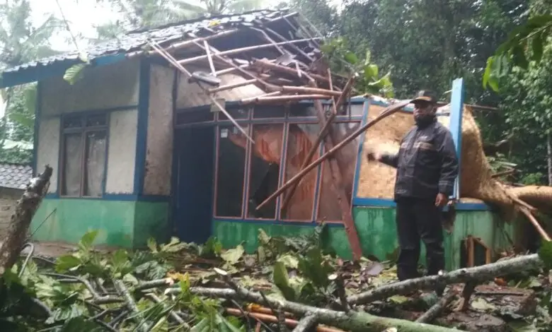 Rumah Lansia di Cianjur Rusak Berat Usai Tertimpa Pohon