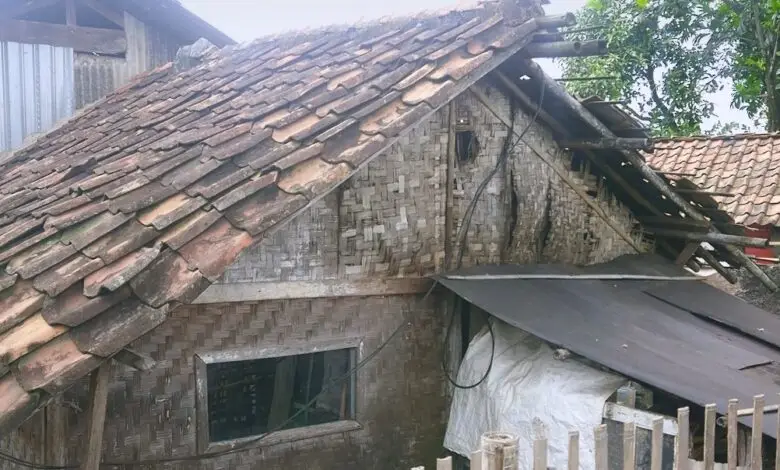 Rumah Pencari Belut Ini Butuh Perbaikan, Sudah Lapuk Rawan Roboh