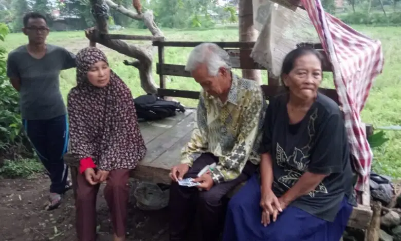 Rumahnya Ambruk, Kakek dan Nenek di Bojongpicung Ini Tinggal di Tetangga