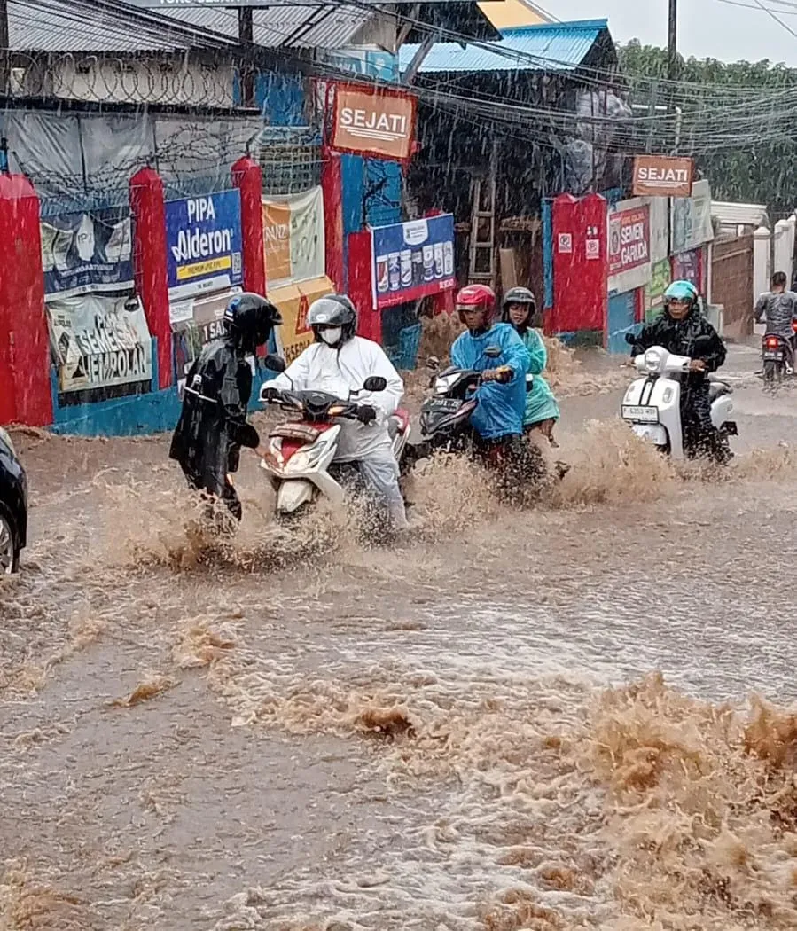 Rutin Setiap Hujan Deras, Jalan Raya di Ciherang Pacet Cianjur jadi Langganan Banjir